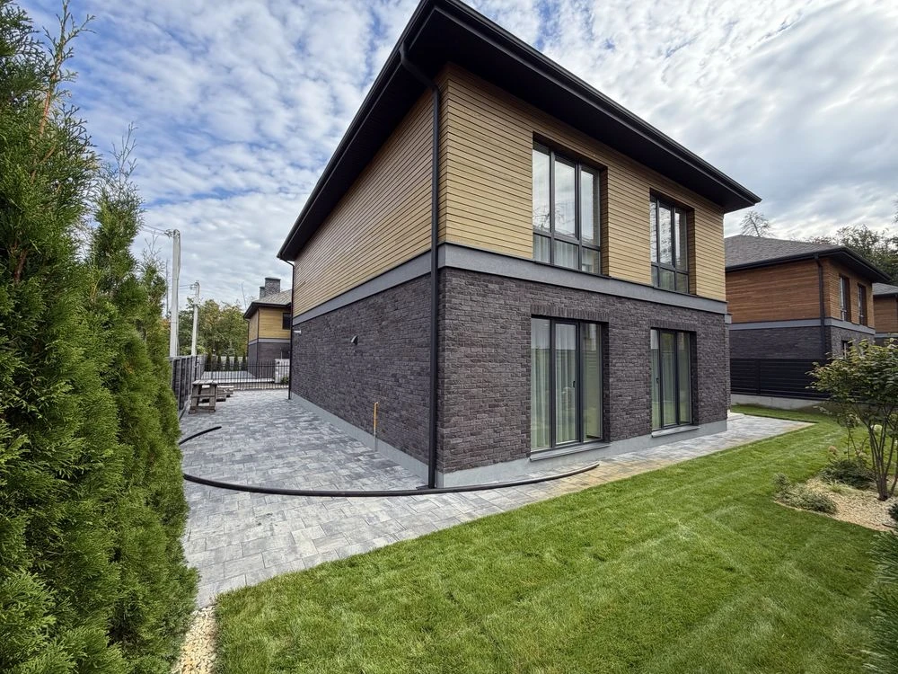 For Sale House Kyiv, renovated, furniture, appliances, landscaping, car garage