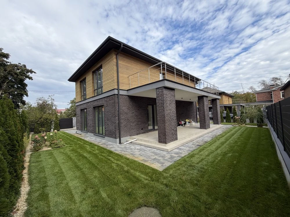 For Sale House Kyiv, renovated, furniture, appliances, landscaping, car garage