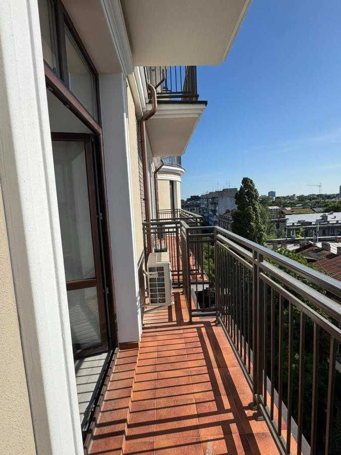 Three-bedroom apartment in Vinzdor Residence