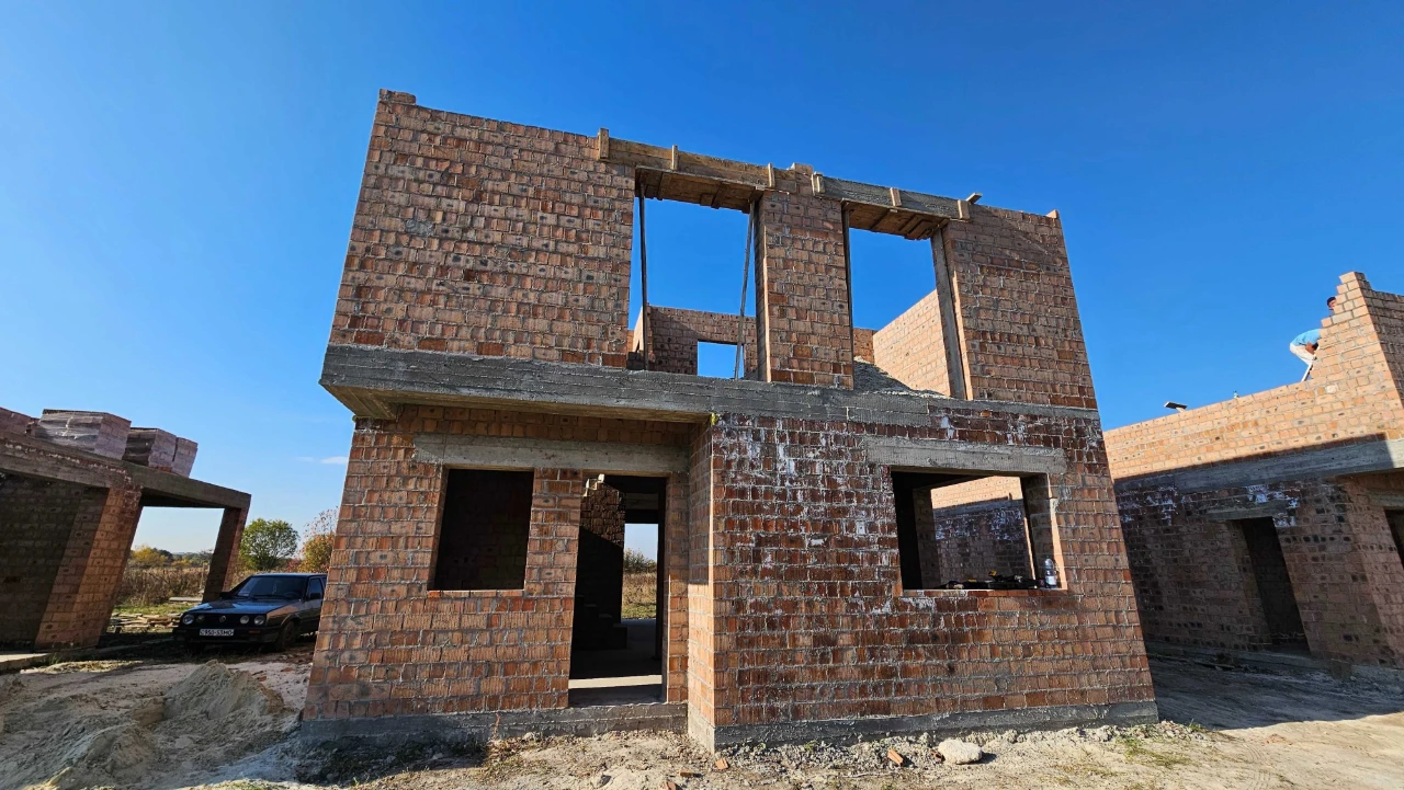 Будинок з ділянкою в розтермінування. Всі міські комунікації.