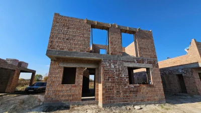 Будинок з ділянкою в розтермінування. Всі міські комунікації.