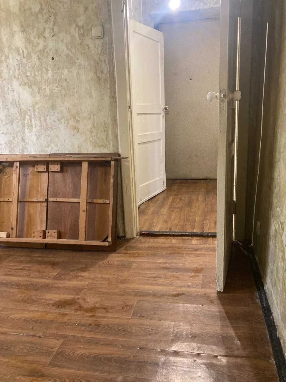 Метро Чернігівська , вулиця Гната Хоткевича  4 ,  2 кк,    4