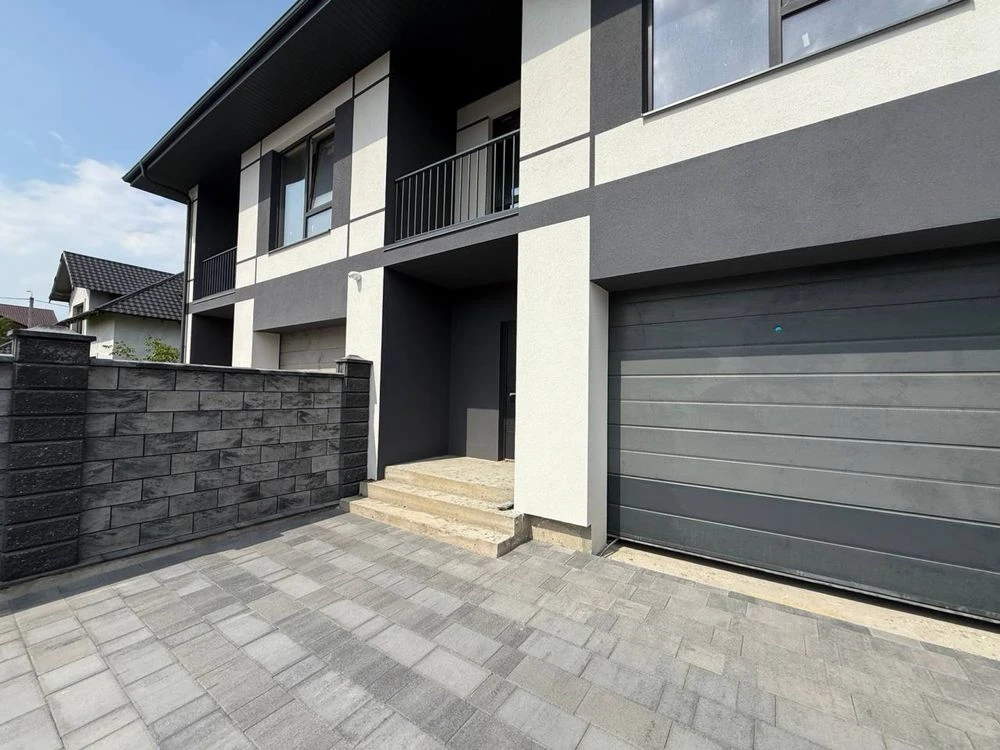 For Sale: 3-bedroom cottage in a prime location!