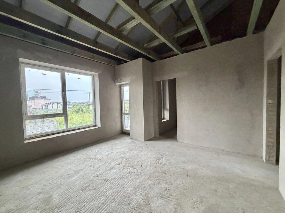 For Sale: 3-bedroom cottage in a prime location!