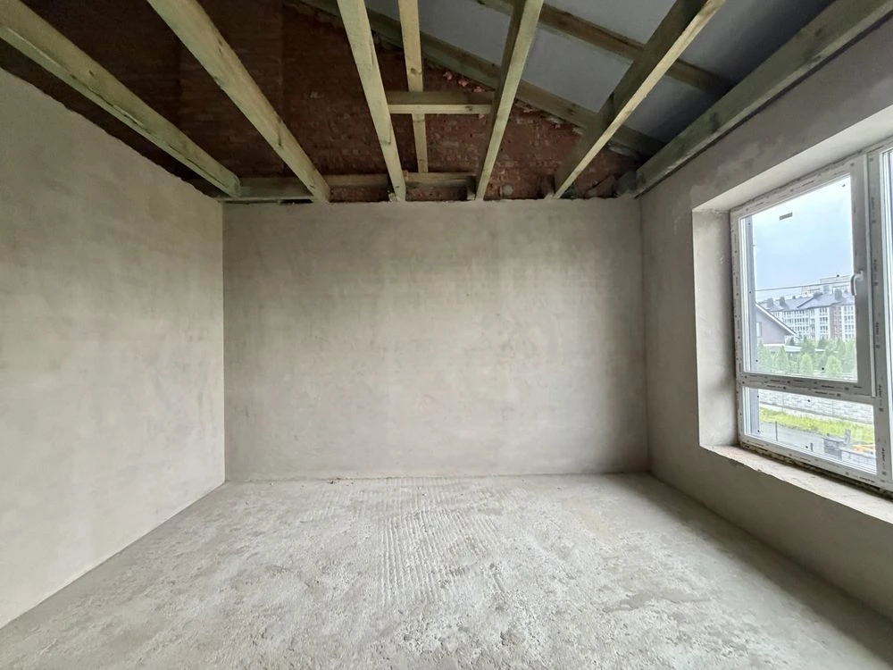 For Sale: 3-bedroom cottage in a prime location!