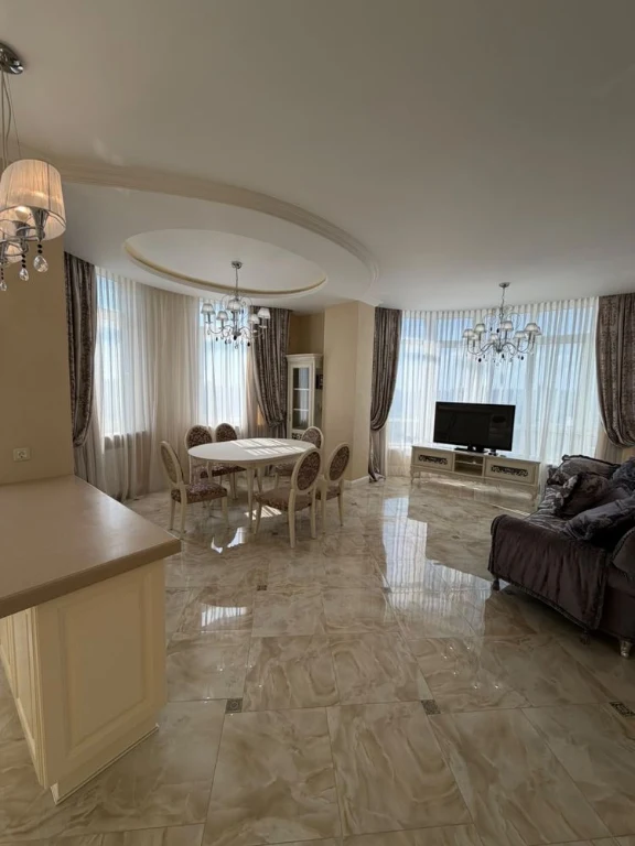 Продається 2-кімнатна квартира 120м² з VIP ремонтом та видом на море