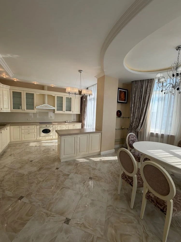 Продається 2-кімнатна квартира 120м² з VIP ремонтом та видом на море