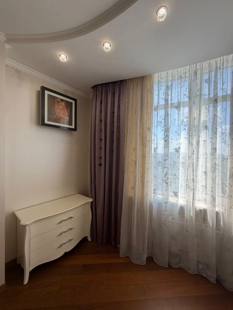 Продається 2-кімнатна квартира 120м² з VIP ремонтом та видом на море