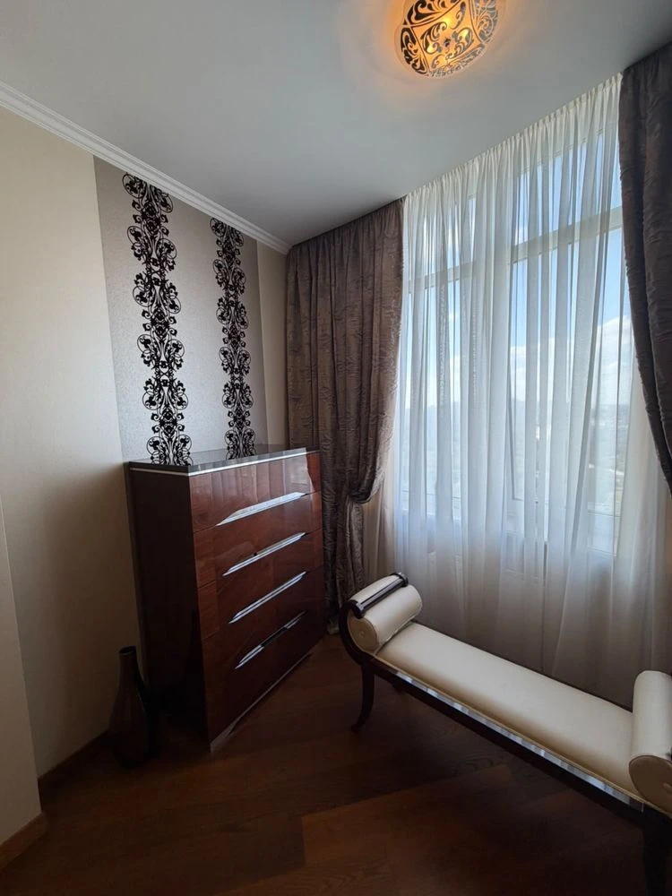 Продається 2-кімнатна квартира 120м² з VIP ремонтом та видом на море