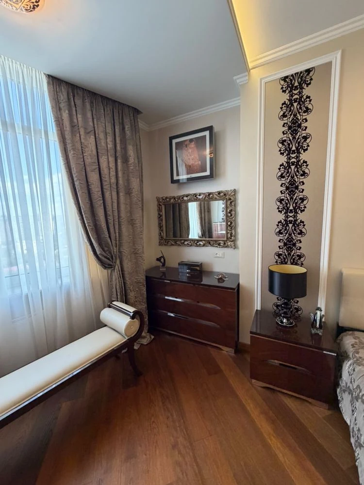 Продається 2-кімнатна квартира 120м² з VIP ремонтом та видом на море