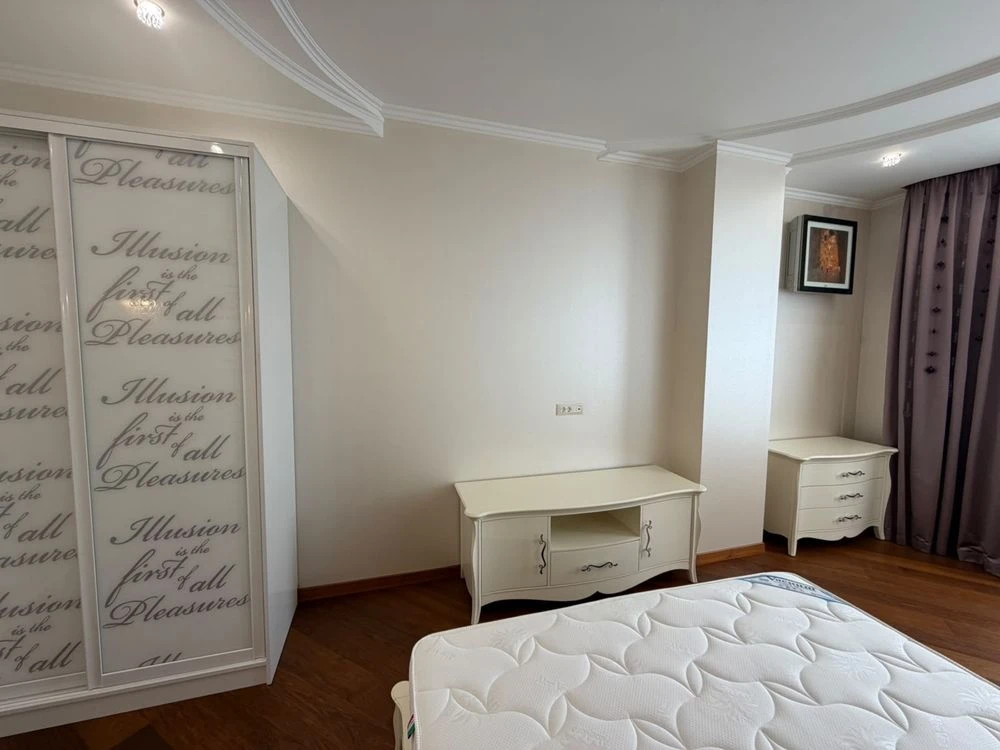 Продається 2-кімнатна квартира 120м² з VIP ремонтом та видом на море