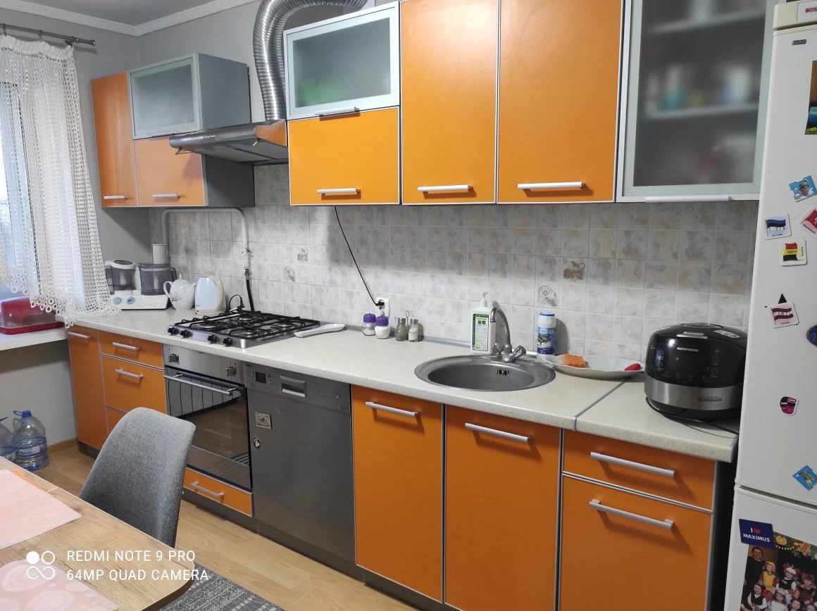 Сучасна 3-кімнатна квартира 75 м2 з ремонтом та меблями