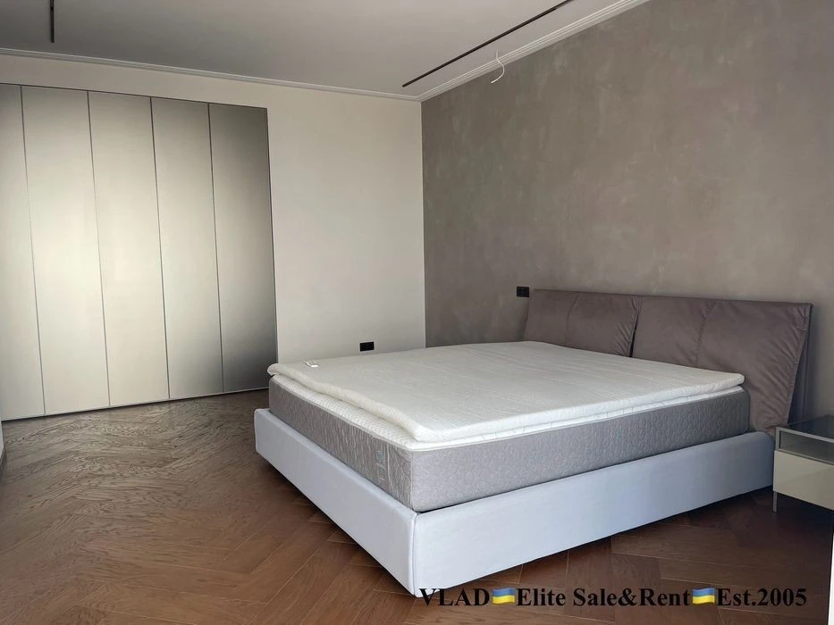 Institutskaya 18a. Residential complex Lypska Vezha. New modern designer apartment building