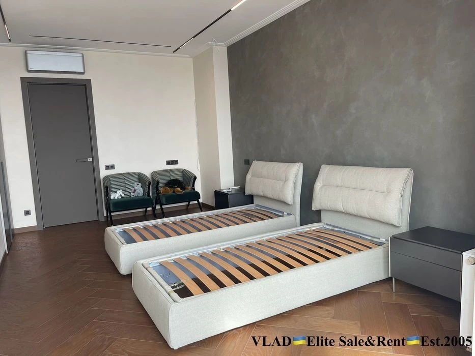 Institutskaya 18a. Residential complex Lypska Vezha. New modern designer apartment building
