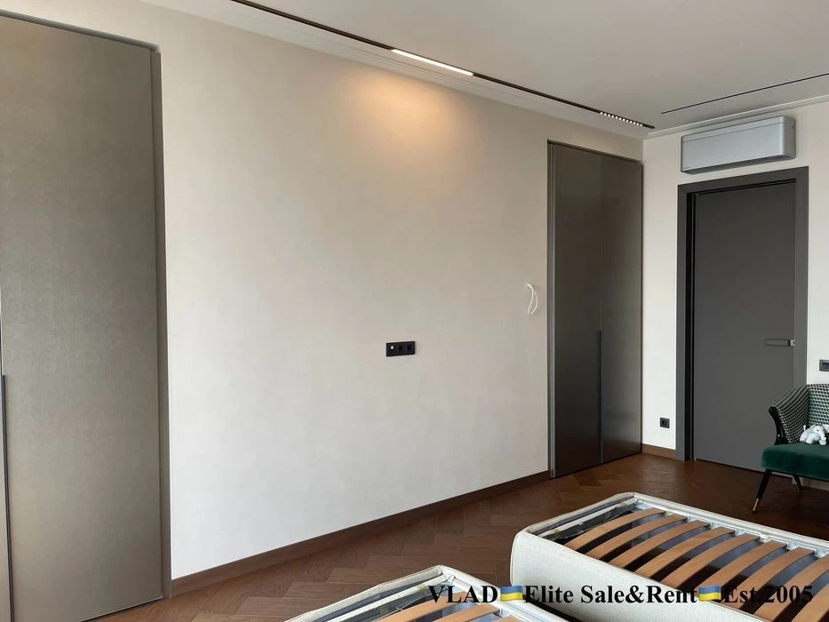 Institutskaya 18a. Residential complex Lypska Vezha. New modern designer apartment building