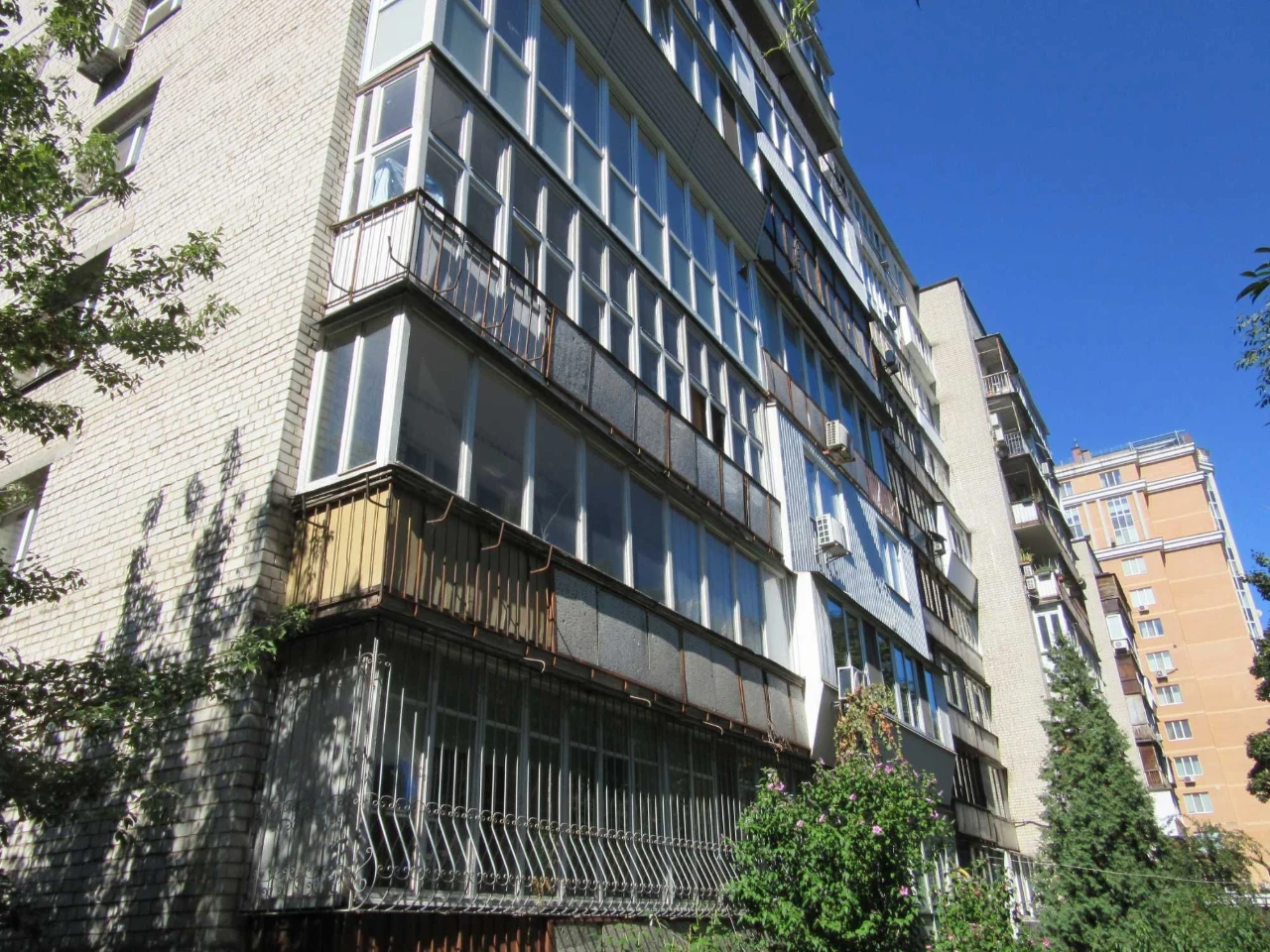 Трикімнатна квартира в Барбюсі, терміново продається