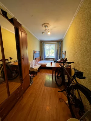 Чудова пропозиція! Квартира з трьома кімнатами в гарному стані, цегла