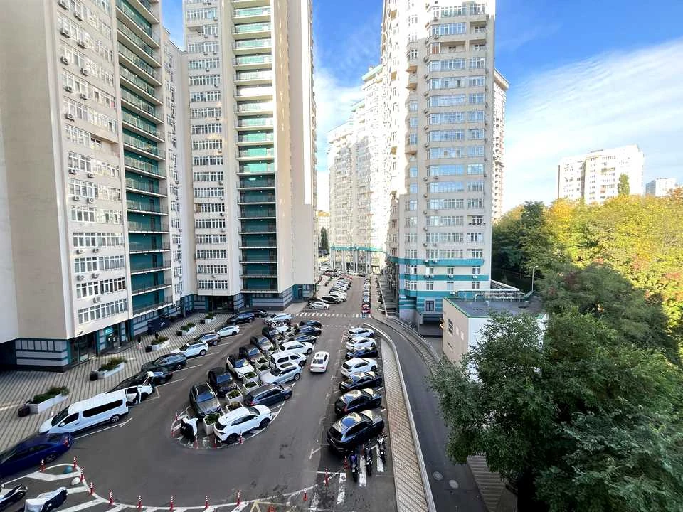 Apartment. Vasyl Lipkivsky metro station street, Kyiv