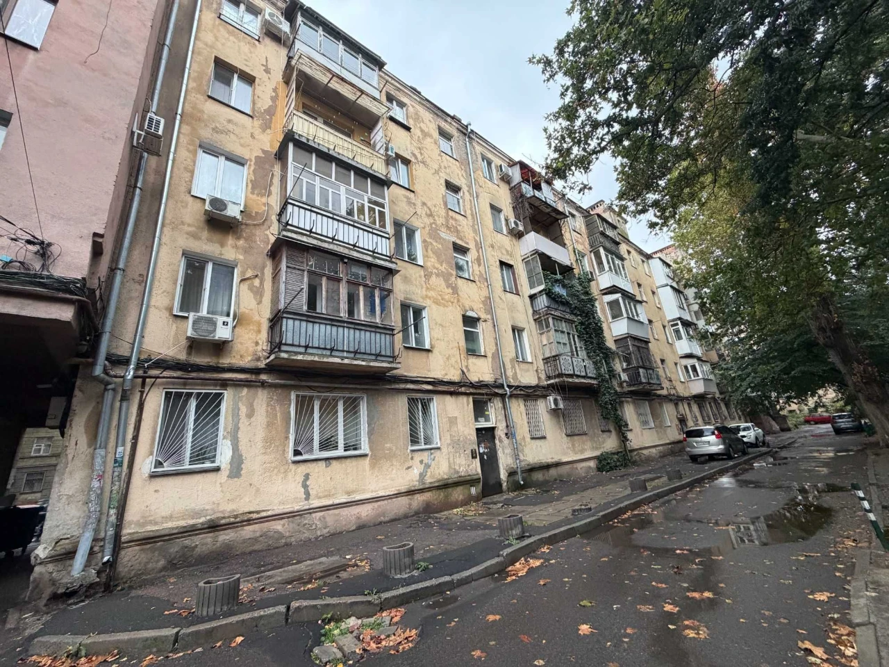 For sale, 2-bedroom apartment on Serdnyofontanska Street.
