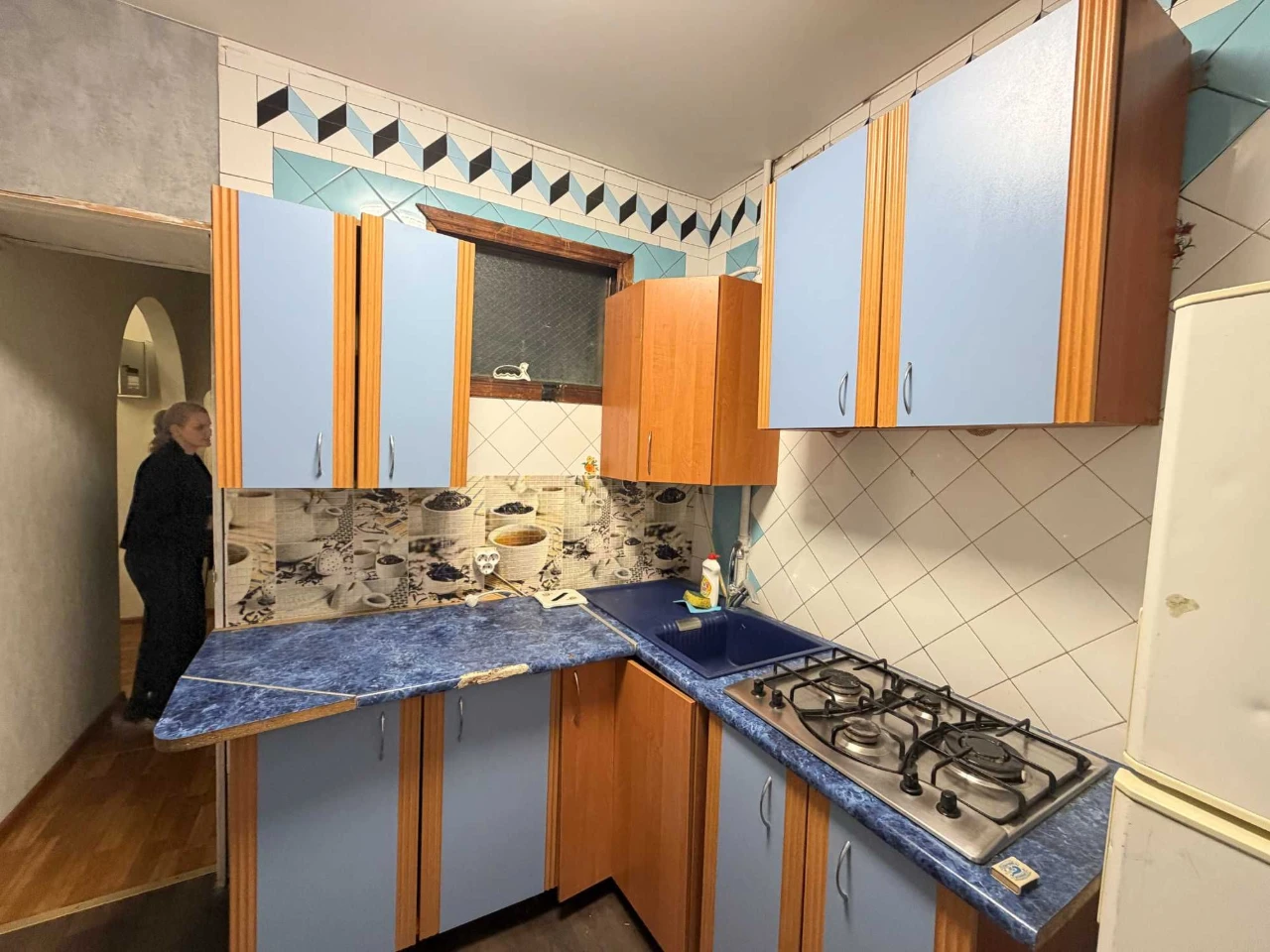 For sale, 2-bedroom apartment on Serdnyofontanska Street.