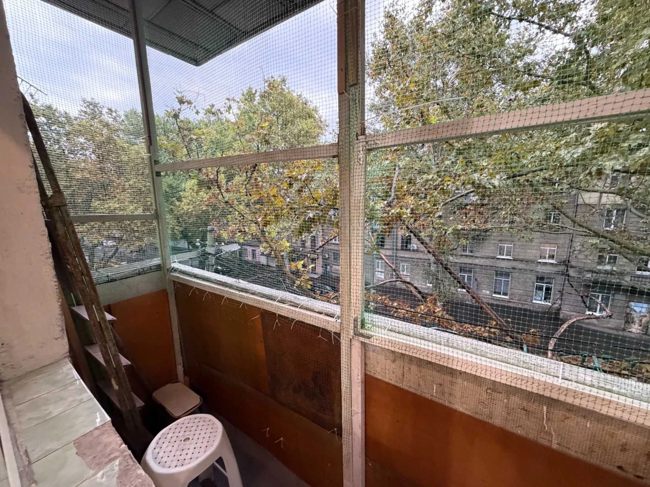 For sale, 2-bedroom apartment on Serdnyofontanska Street.
