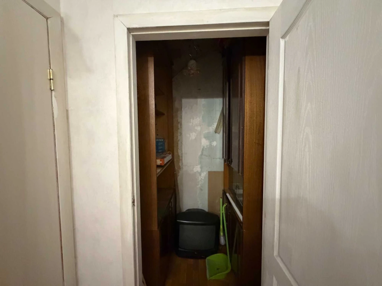 For sale, 2-bedroom apartment on Serdnyofontanska Street.
