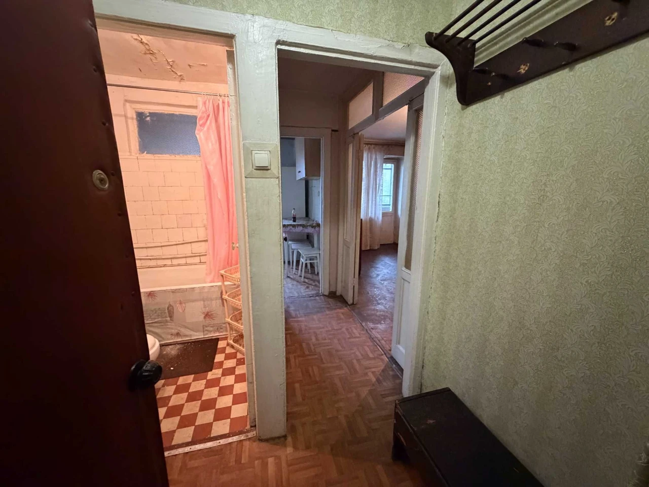 For sale, 2-bedroom apartment on Serdnyofontanska Street.