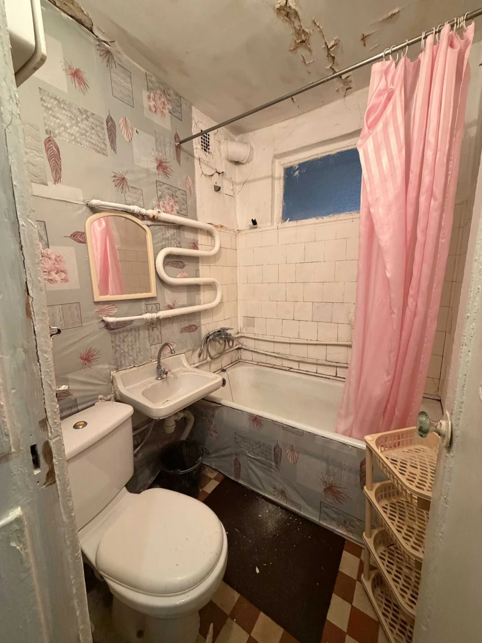 For sale, 2-bedroom apartment on Serdnyofontanska Street.