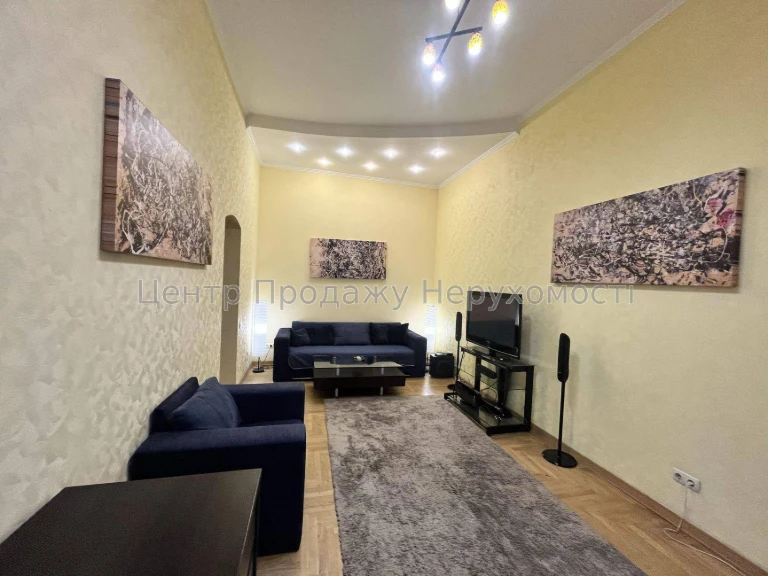 Sale of a 3-room apartment, 79 sq m, 3rd floor of 5, Kyiv - excellent location