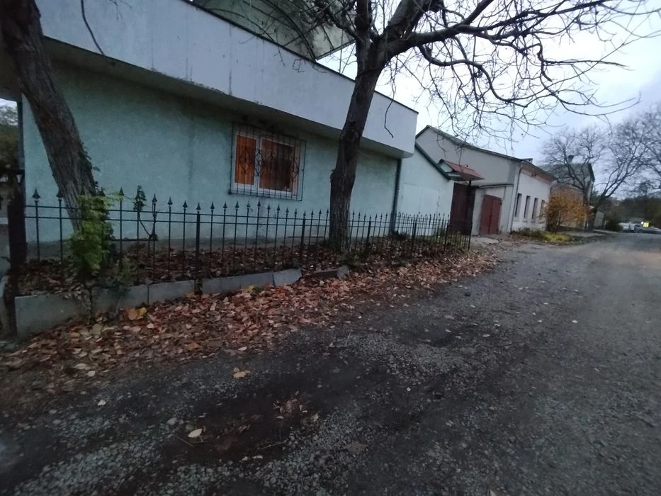 Продам срочно.ул Винниченко 2 эт часть дома 185м