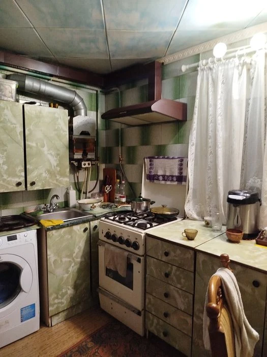 Продам срочно.ул Винниченко 2 эт часть дома 185м