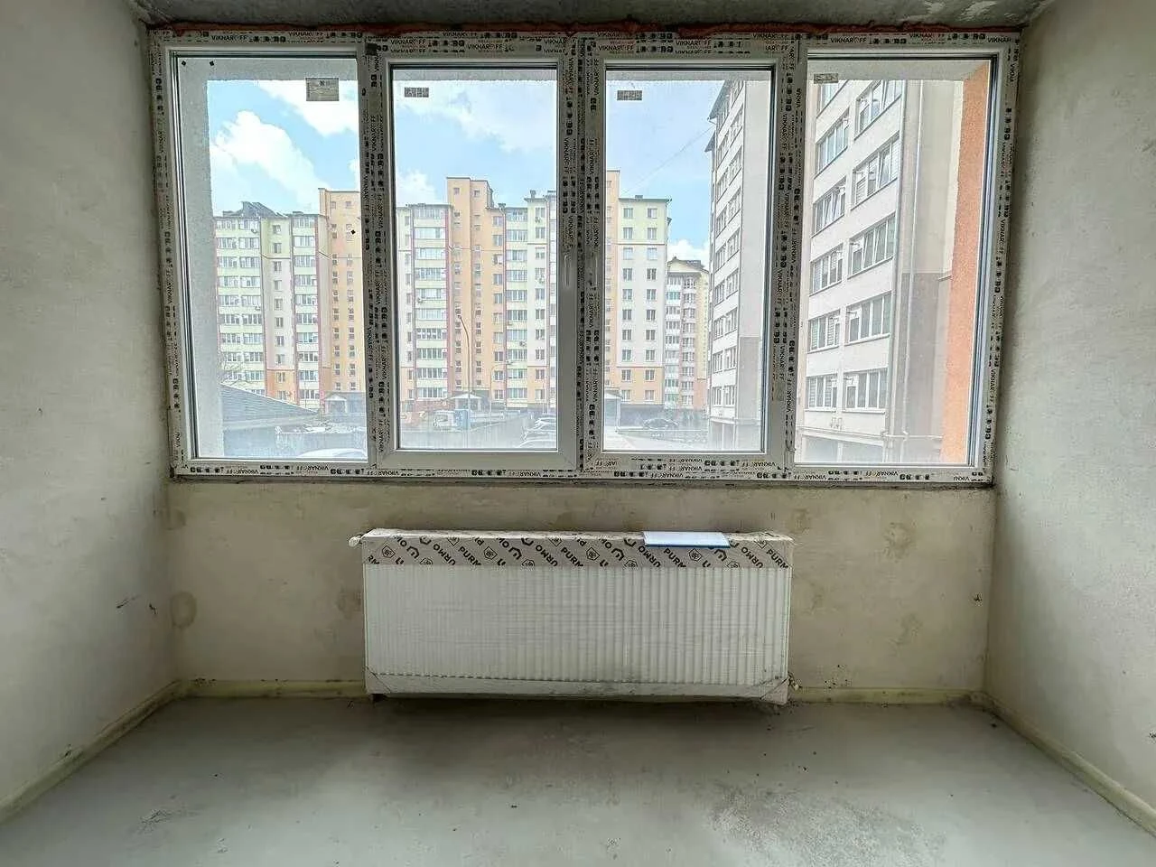 Велика трикімнатна з частковим ремонтом