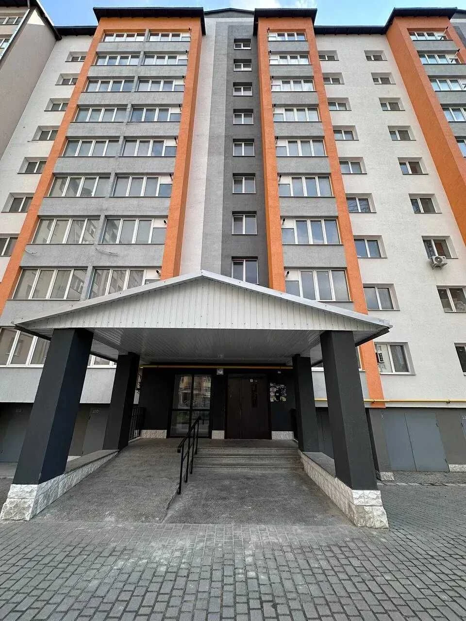 Велика трикімнатна з частковим ремонтом