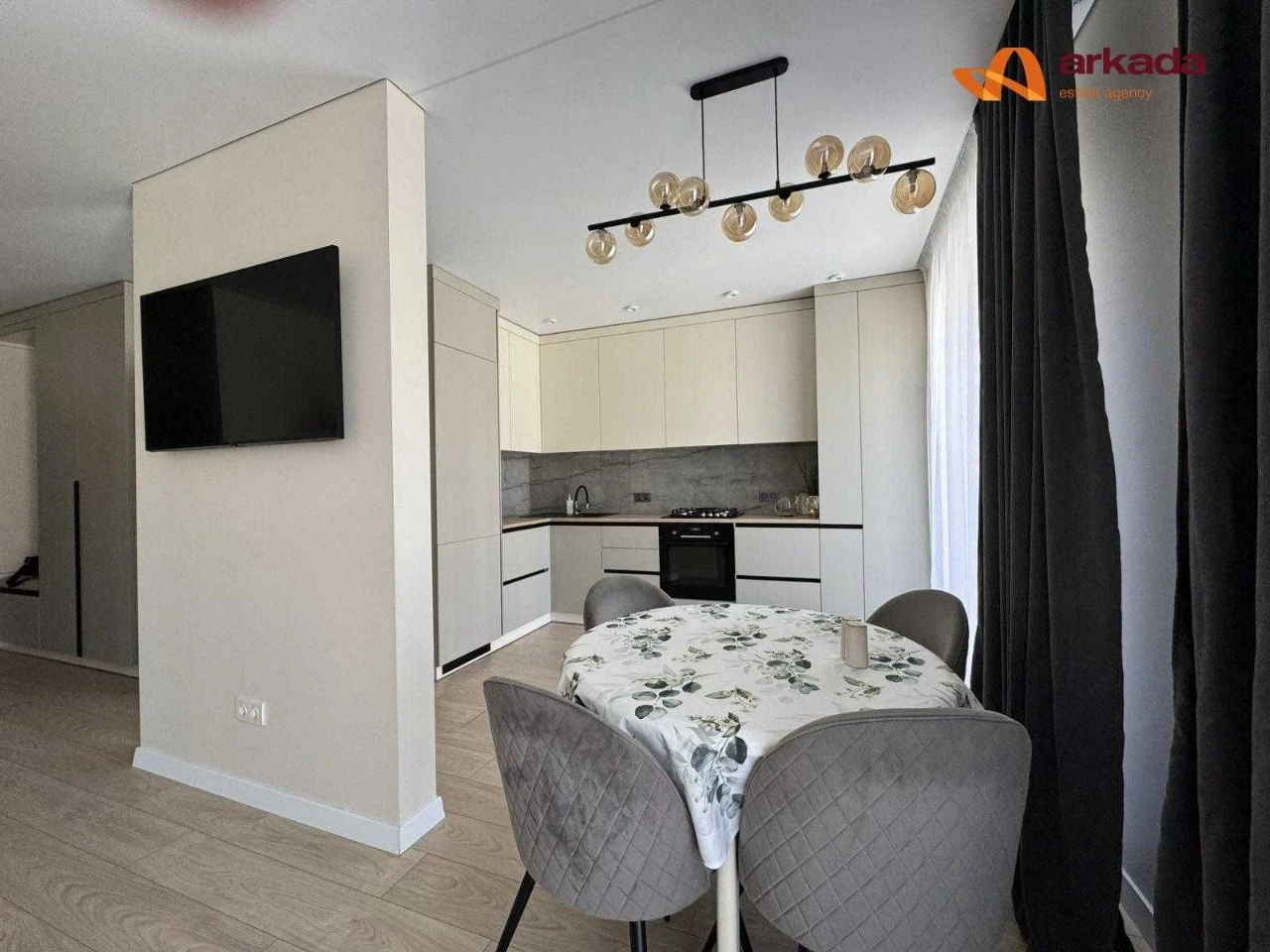Selling 2-bedroom apartment in Clubne Mistechko.