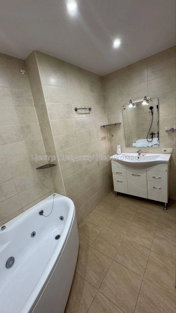 Sale of a 3-room apartment, 4/9 floors, 65 m² in Kyiv – Excellent location