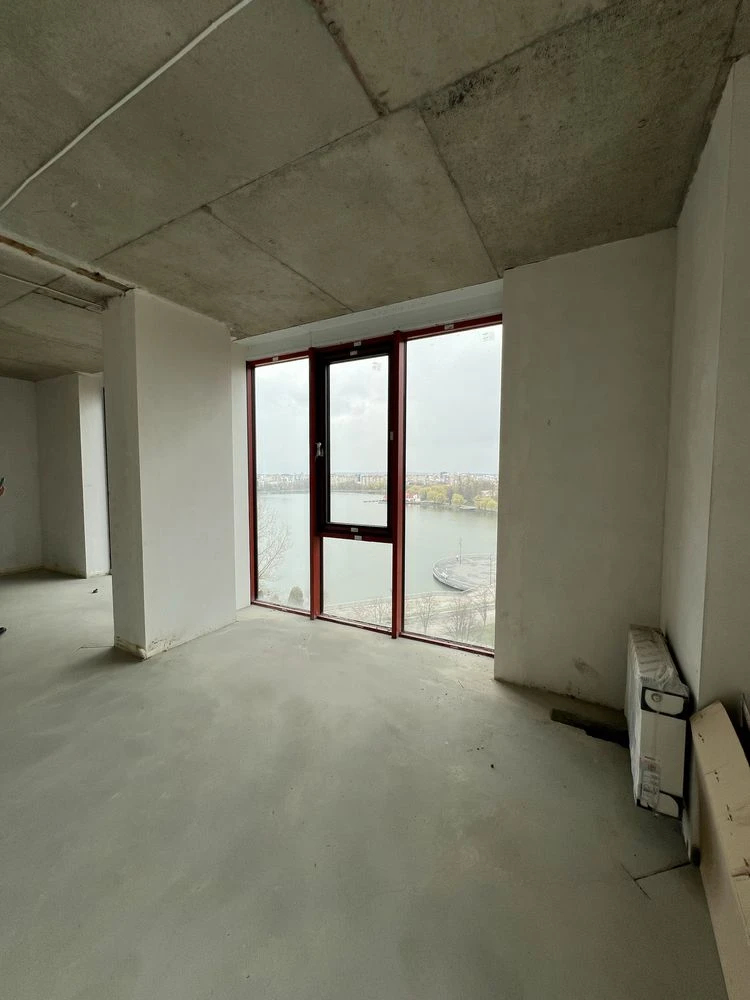Продається трикімнатна квартира в ЖК «Парус» на березі озера