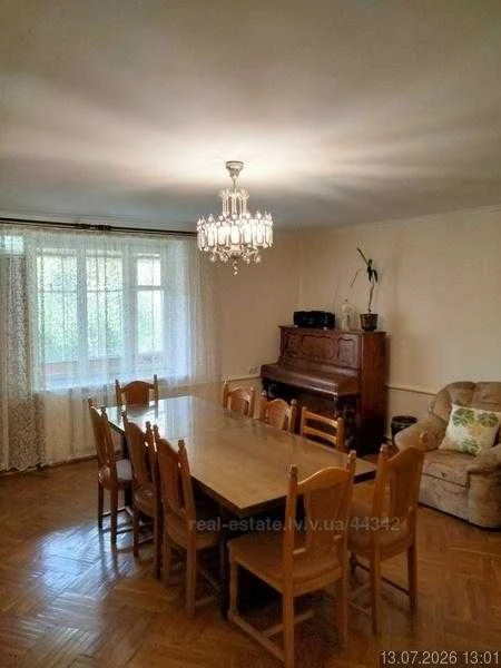 5-room apartment for sale on Omelyana Pritsaka Street (East)