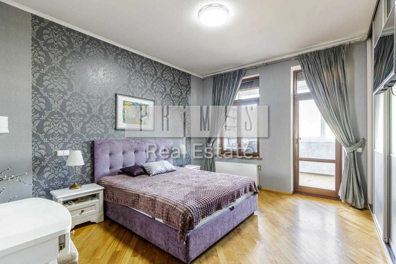 Sale of a 3-bedroom apartment on вул. Б. Хмельницького 82