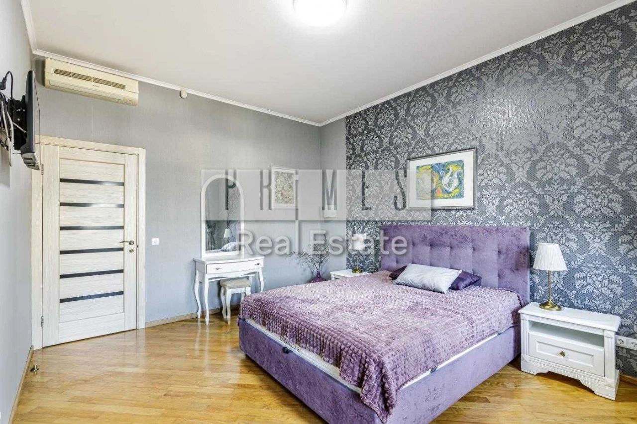 Sale of a 3-bedroom apartment on вул. Б. Хмельницького 82