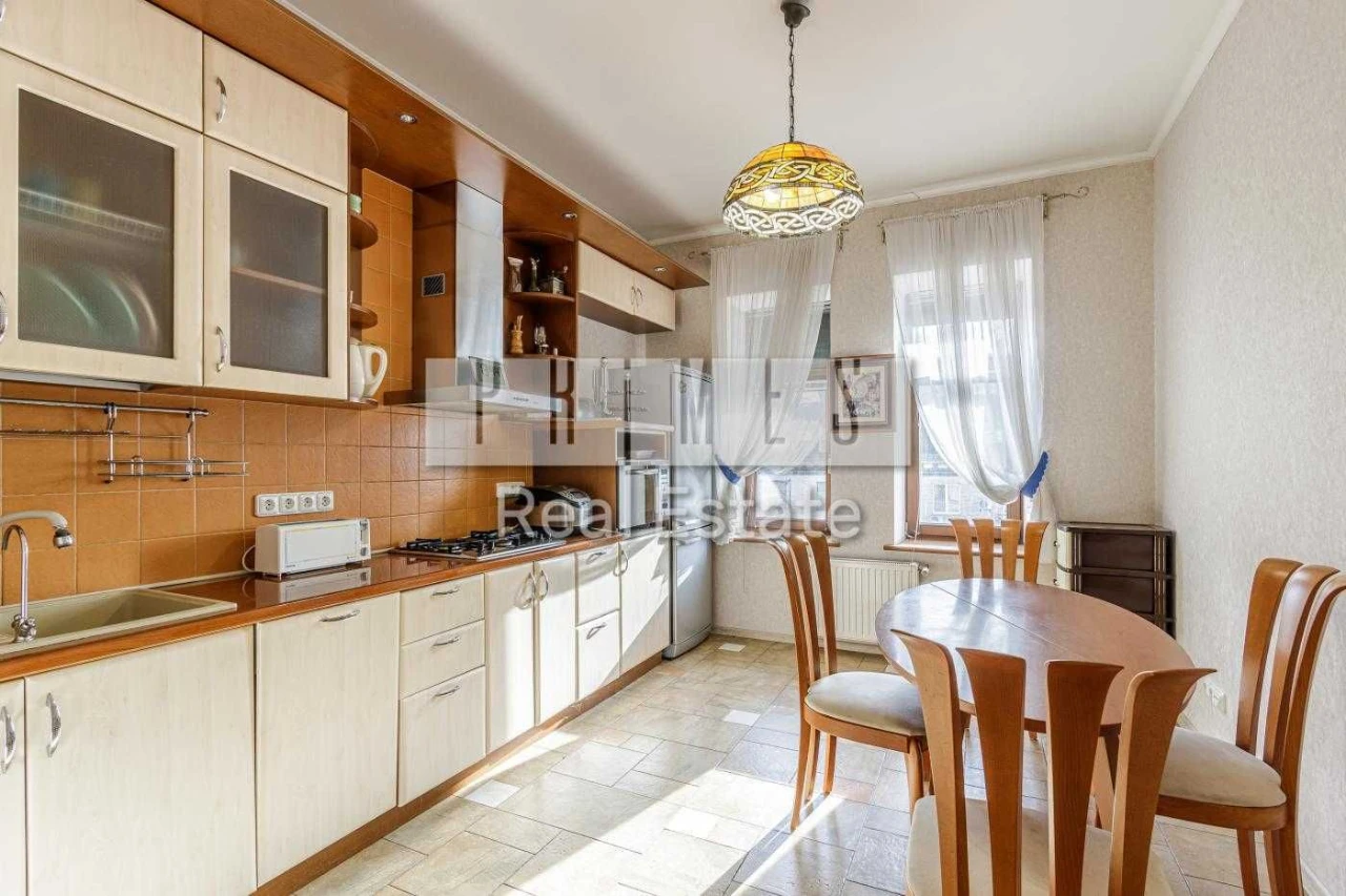 Sale of a 3-bedroom apartment on вул. Б. Хмельницького 82