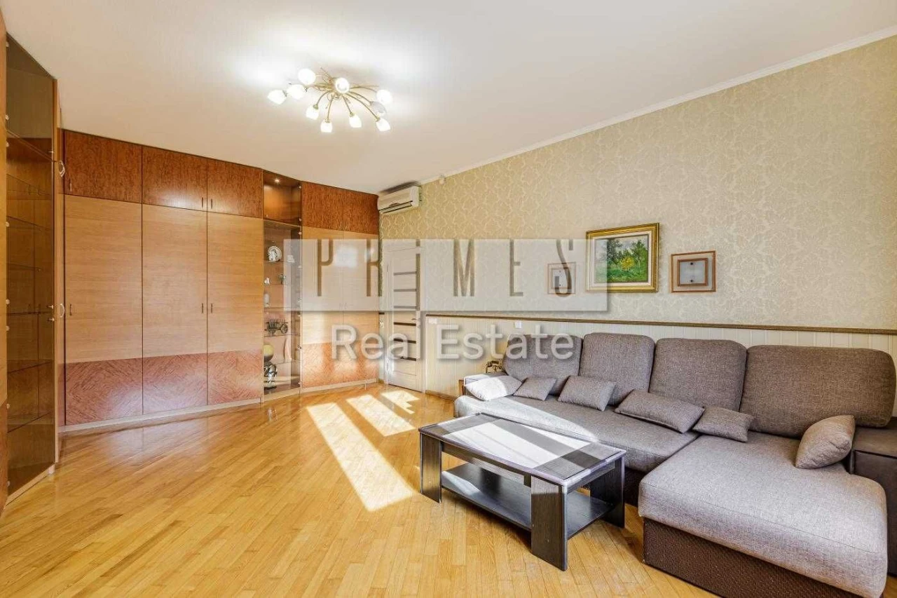 Sale of a 3-bedroom apartment on вул. Б. Хмельницького 82