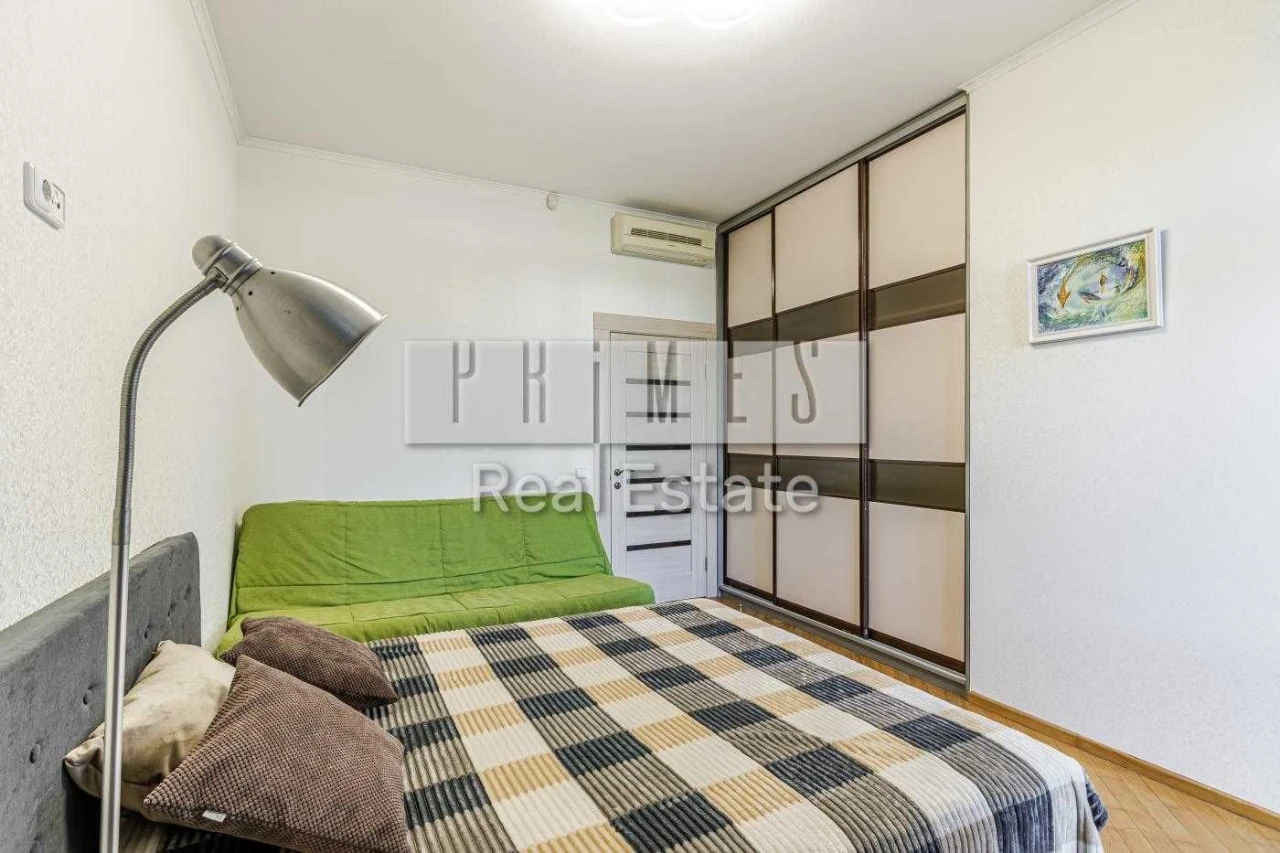 Sale of a 3-bedroom apartment on вул. Б. Хмельницького 82