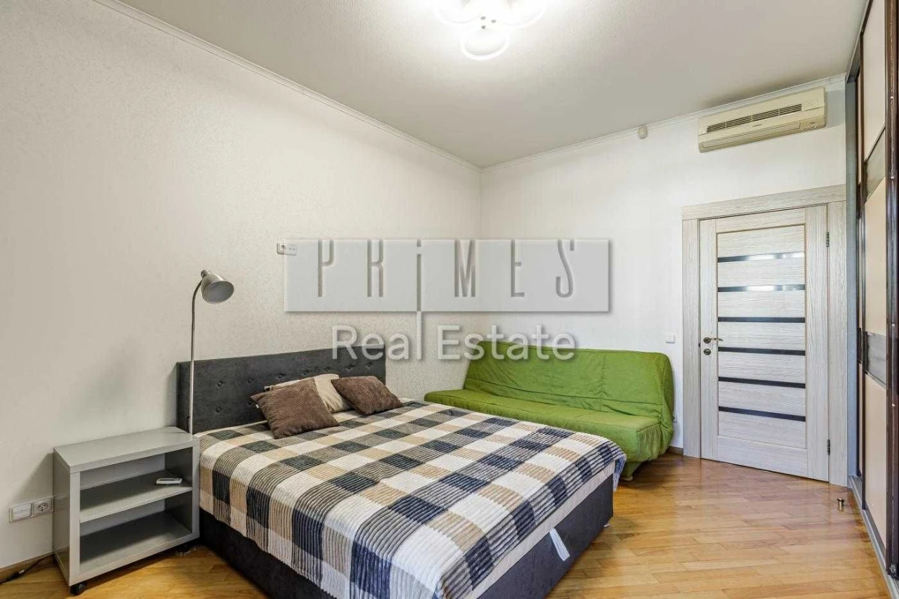 Sale of a 3-bedroom apartment on вул. Б. Хмельницького 82