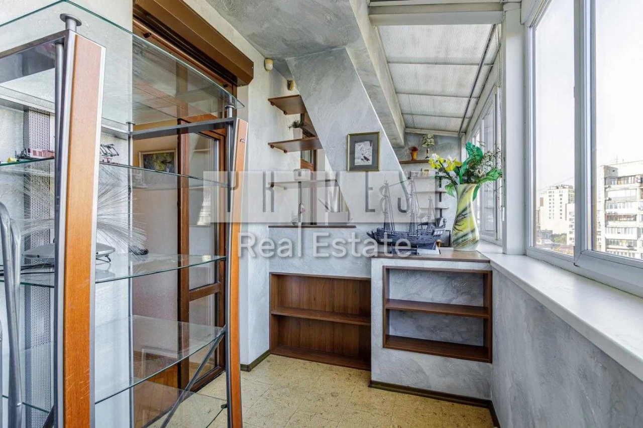 Sale of a 3-bedroom apartment on вул. Б. Хмельницького 82