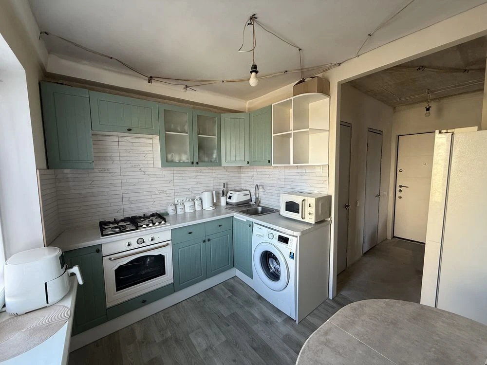Продається 2-кімнатна квартира "Космос"
