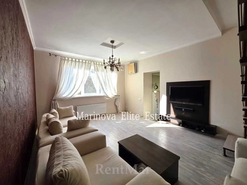 2-room multi-level apartment Marazlievskaya / Nakhimova