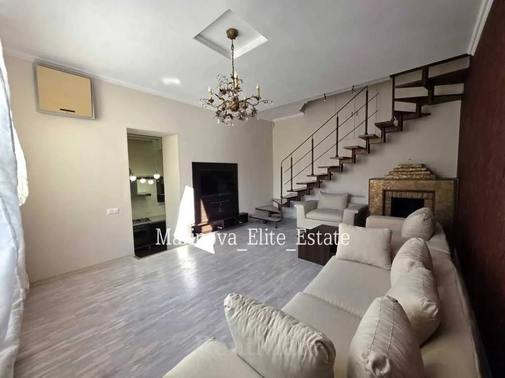 2-room multi-level apartment Marazlievskaya / Nakhimova