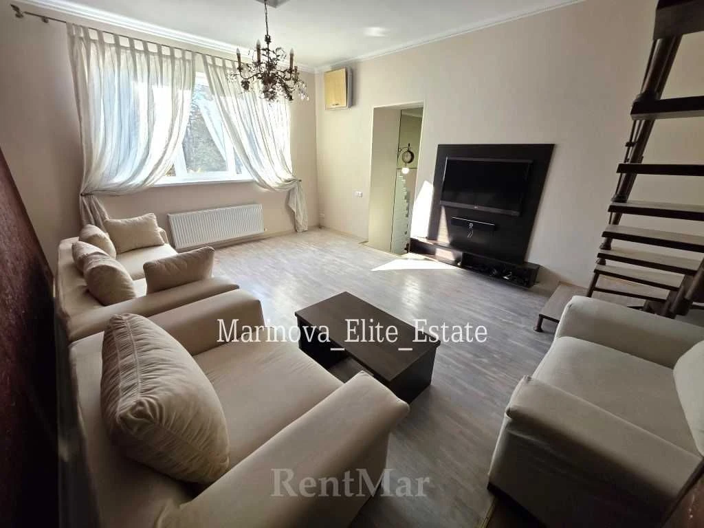 2-room multi-level apartment Marazlievskaya / Nakhimova