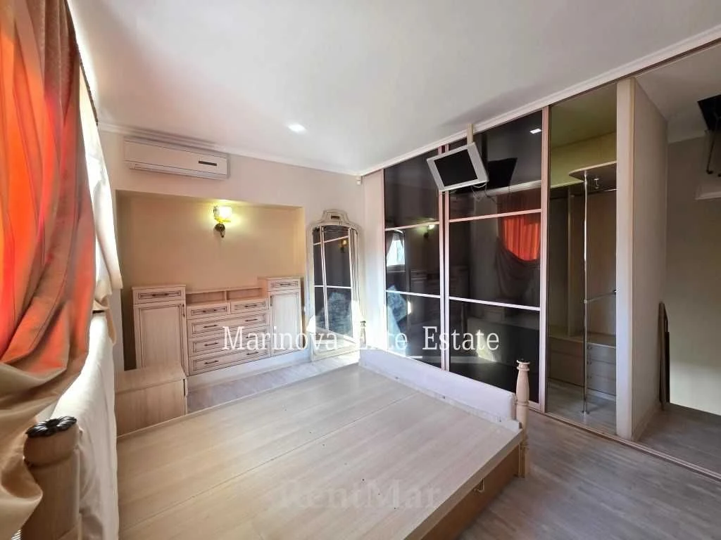 2-room multi-level apartment Marazlievskaya / Nakhimova