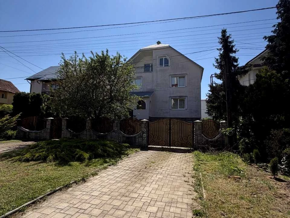House. Uzhgorod, Vishneva st.